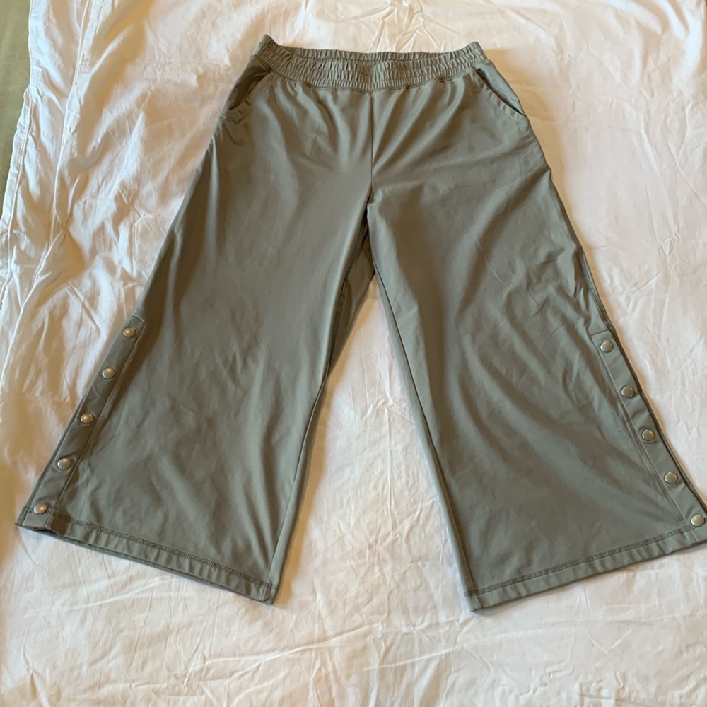 Aerie light gray mid-calf athleisure pants. VGUC. Size M.